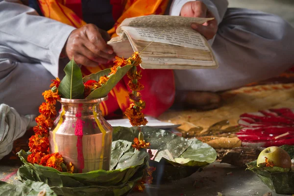 Brahman reading hindu mantra in Nepal — Stock Photo, Image