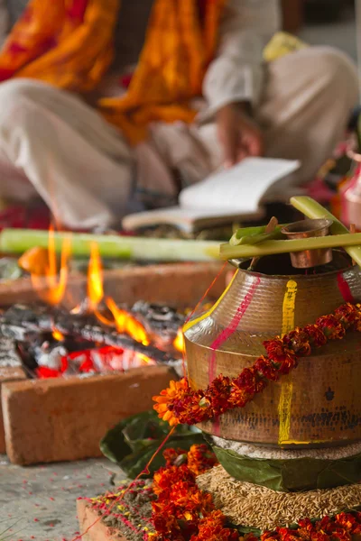 Brahman lendo mantra hindu no Nepal — Fotografia de Stock