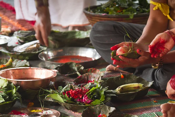 Brahman liest hinduistisches Mantra in Nepal — Stockfoto