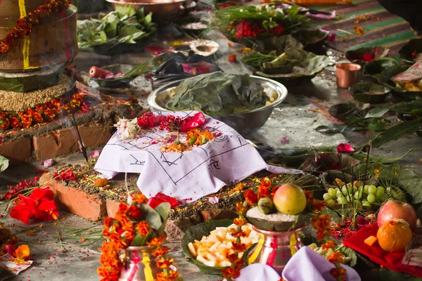 Предложение во время индуистской пуджи в Непале — стоковое фото