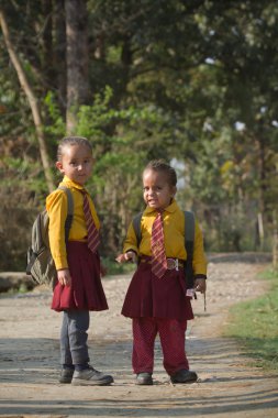 Okulda iki Nepalce genç kız
