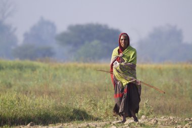 Nepal kırsal kesimde yürüyen yaşlı tharu kadın