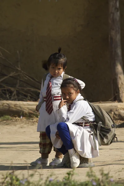 Dos jóvenes de terai village están esperando para ir a la escuela — Foto de Stock