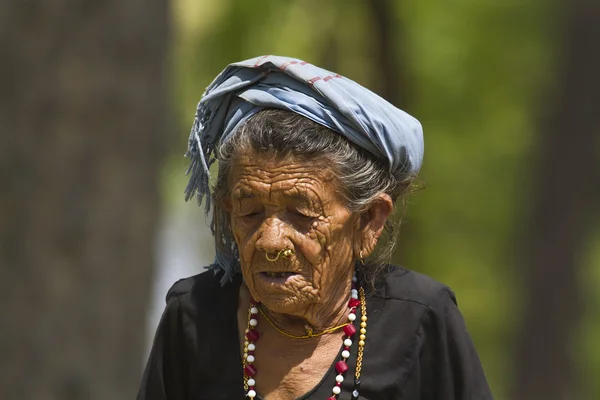 Zeer oude tharu vrouw in Bardia, Nepal — Stockfoto