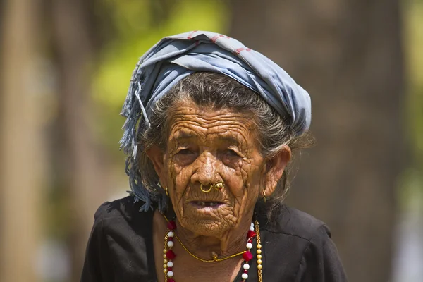 Zeer oude tharu vrouw in Bardia, Nepal — Stockfoto