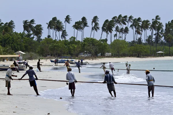 Pescadores tradicionais na praia de Uppuveli, Sri Lanka — Fotografia de Stock
