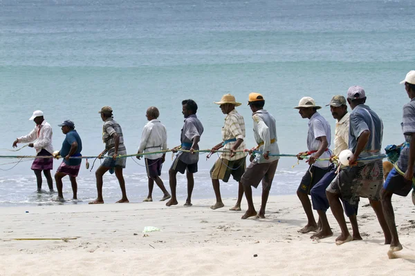 Traditional fishermen in Uppuveli beach, Sri Lanka — Stock Photo, Image