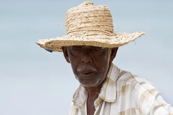 Traditioneller Fischer am Strand von Uppuveli, sri lanka — Stockfoto