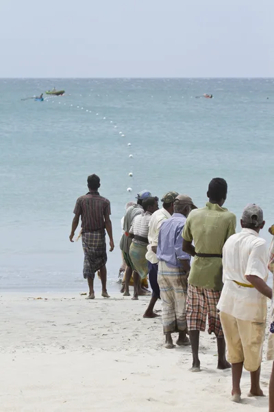 I pescatori tradizionali nella spiaggia di Uppuveli, Sri Lanka — Foto Stock