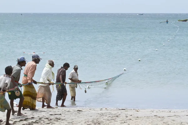 Traditional fishermen in Uppuveli beach, Sri Lanka — Stock Photo, Image