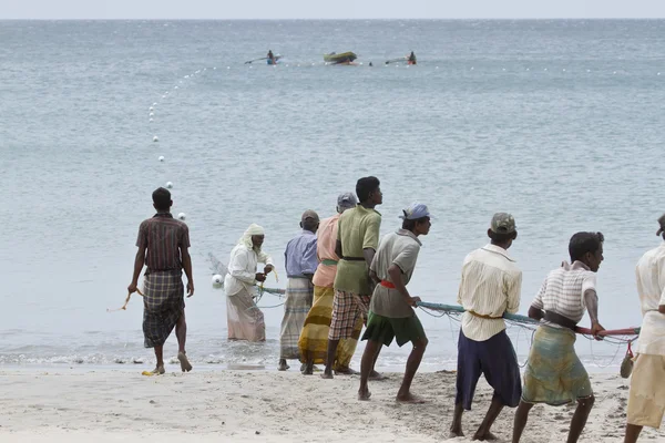 Pescadores tradicionais na praia de Uppuveli, Sri Lanka — Fotografia de Stock