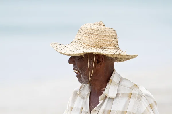 Traditioneller Fischer am Strand von Uppuveli, sri lanka — Stockfoto