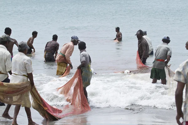 Traditional fishermen in Uppuveli beach, Sri Lanka — Stock Photo, Image