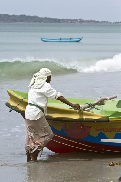 Pescatore tradizionale nella spiaggia di Uppuveli, Sri Lanka — Foto Stock