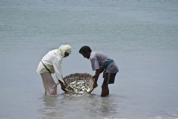 Pescadores tradicionais na praia de Uppuveli, Sri Lanka — Fotografia de Stock