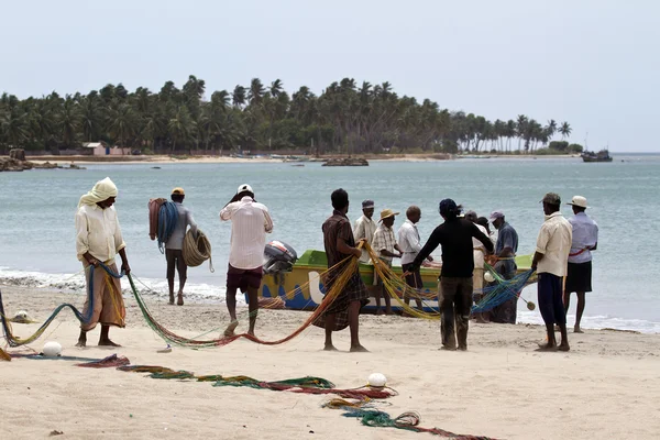 Traditional fishermen in Uppuveli beach, Sri Lanka — Stock Photo, Image