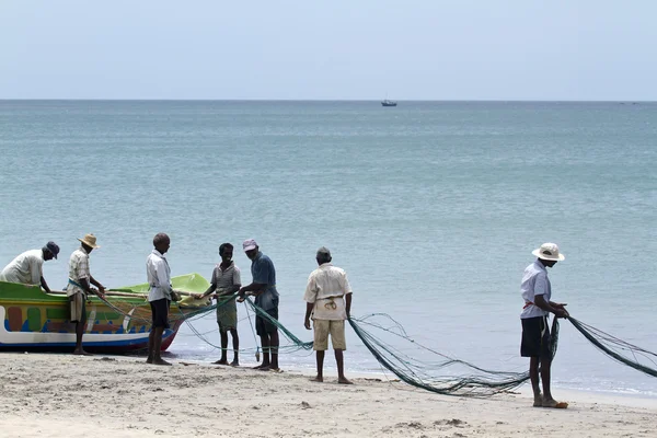 Pescadores tradicionais na praia de Uppuveli, Sri Lanka — Fotografia de Stock