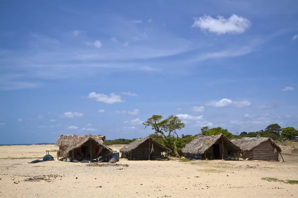 Issız beach ile balıkçılar kulübe Polmoddai, Sri Lanka — Stok fotoğraf