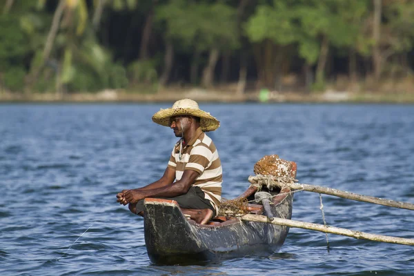 Traditional fisherman in dugout canoe in Sri Lanka — Stock Photo, Image