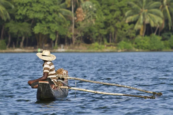 Traditional fisherman in dugout canoe in Sri Lanka — Stock Photo, Image