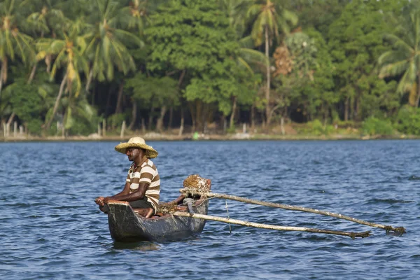 Pescatore tradizionale in canoa in Sri Lanka — Foto Stock