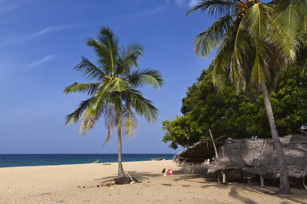 Paradise beach with fisherman hut — Stock Photo, Image