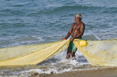 Sri Lanka plaj net çekerek balıkçı