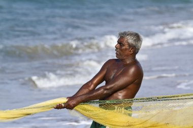 Sri Lanka plaj net çekerek balıkçı
