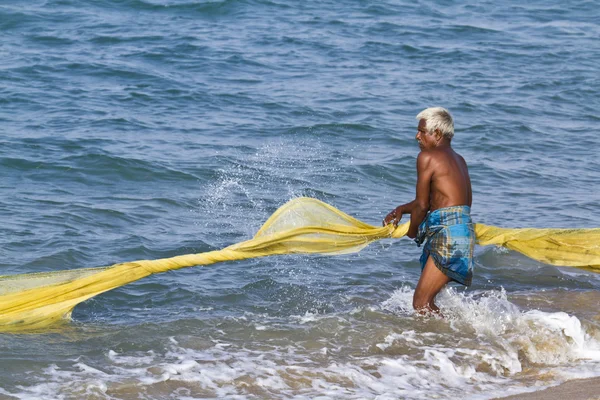 Fisherman pulling net from the beach in Sri Lanka — Stock Photo, Image