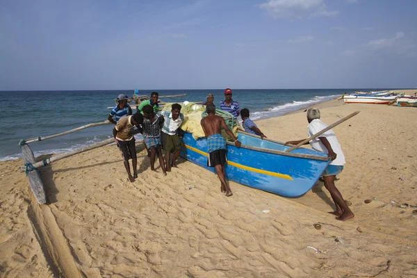Pescadores empurrando canoa dugout em Batticaloa, Sri Lanka — Fotografia de Stock