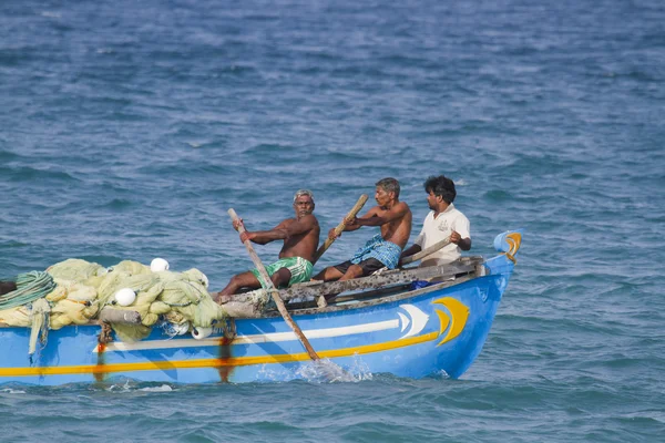 Fishermen of Sri Lanka in traditional boat — Stock Photo, Image