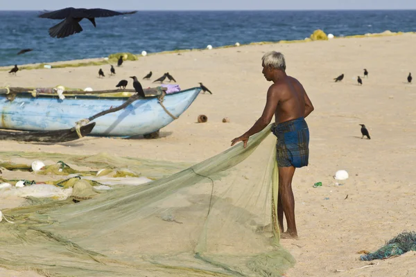 Fischer reinigen Netz nach dem Fischen in Sri Lanka — Stockfoto