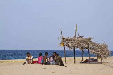 Sahilde oturup Sri Lanka aile