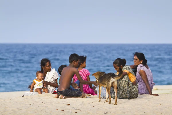 Sri Lanka familia sentada en la playa — Foto de Stock