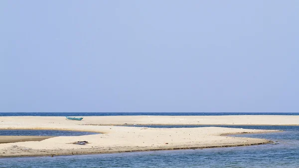 Praia de areia branca no estuário de Kallady, Sri Lanka — Fotografia de Stock