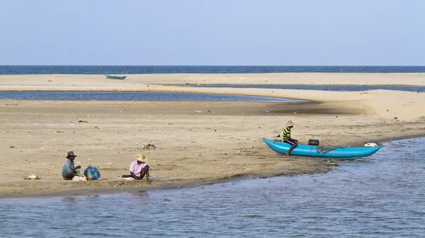 Traditional fisherman in Palameenmadu beach, Sri Lanka — Stock Photo, Image