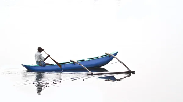Pescador tradicional en canoa dugout, Sri Lanka — Foto de Stock