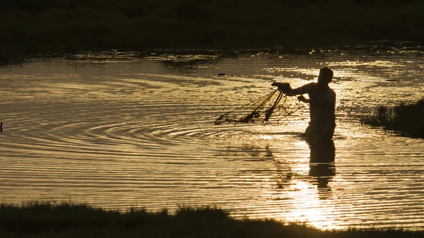 Traditional fisherman throwing a net in Sri Lanka — Stock Photo, Image