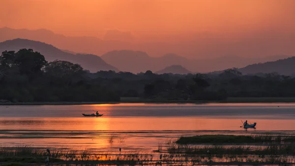 Fiskare i Arugam bay lagoon solnedgången, Sri Lanka — Stockfoto