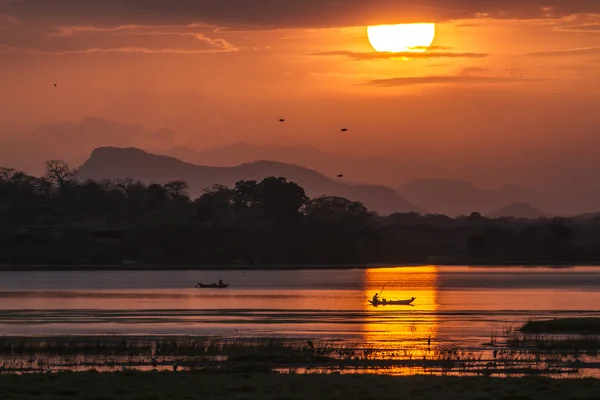 Fiskare i Arugam bay lagoon solnedgången, Sri Lanka — Stockfoto