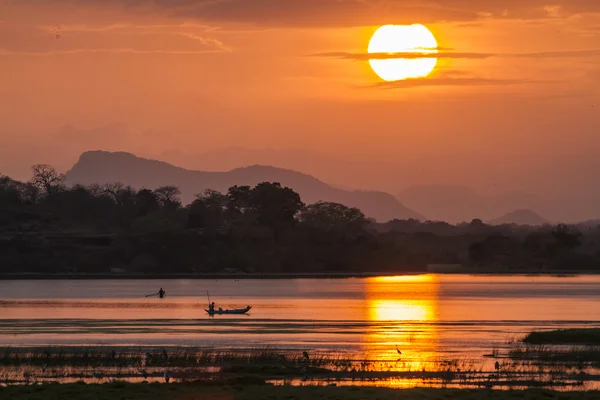 Fiskare i Arugam bay lagoon solnedgången, Sri Lanka — Stockfoto