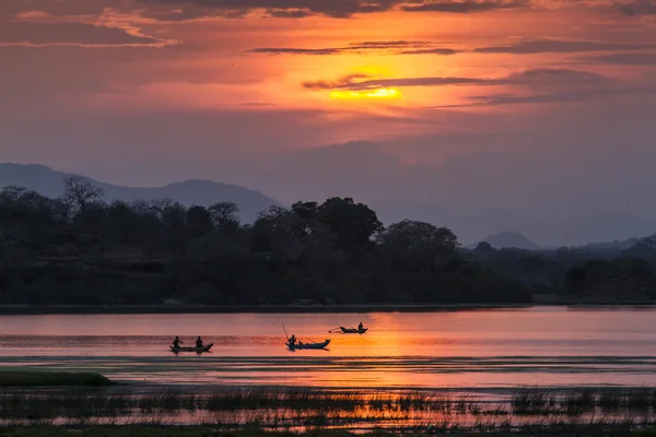 Fiskare i Arugam bay lagoon solnedgången, Sri Lanka — Stockfoto