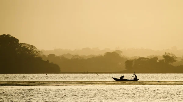 Traditionella fiskare i Arugam bay lagoon, Sri Lanka — Stockfoto