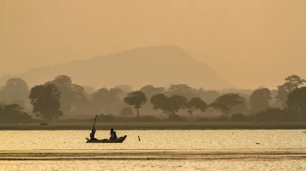 Pescatore tradizionale nella laguna di Arugam Bay, Sri Lanka — Foto Stock