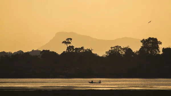 Arugam bay lagoon landskap med fiskare båt i Sri Lanka — Stockfoto