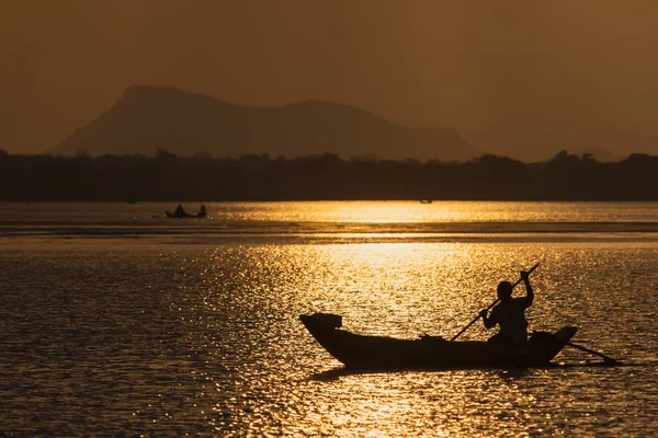 Traditionella fiskare i Arugam bay lagoon, Sri Lanka — Stockfoto