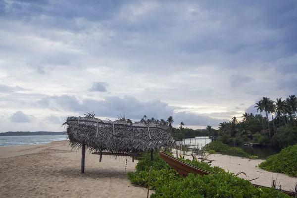 Grass hut in paradise wild beach — Stock Photo, Image