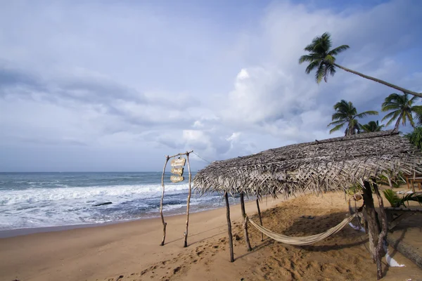 Grass hut in paradise wild beach — Stock Photo, Image