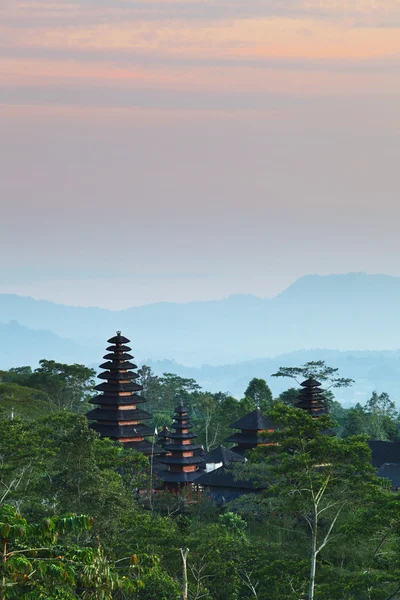 Besakih temple při západu slunce v Indonésii — Stock fotografie