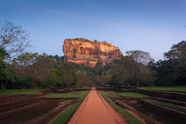 Rocher du lion et jardins au coucher du soleil , — Photo